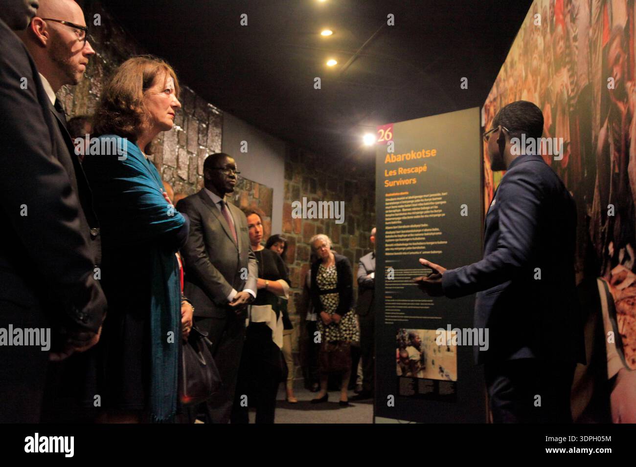 Ruanda, Kigali, 1 maggio 2017. I visitatori visitano il Memoriale del genocidio di Kigali, dove oltre 250.000 vittime del genocidio del 1994 contro i Tutsi posero a riposo. Foto Stock