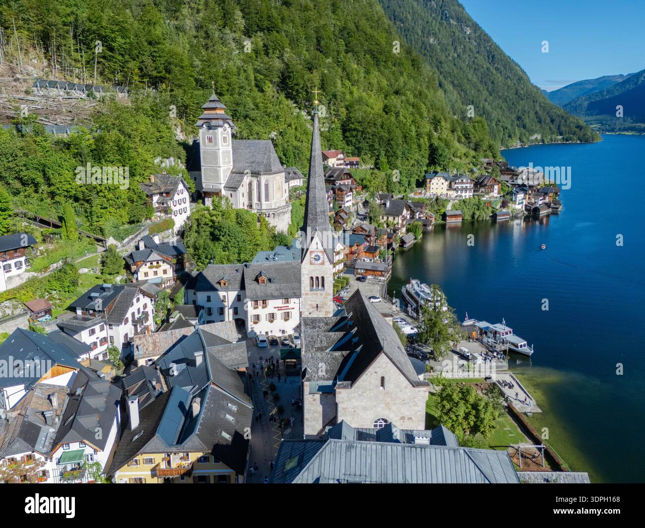 Hallstatt Austria - 15 settembre 2025: Veduta aerea delle tombe della chiesa e degli edifici di Hallstatt Austria vicino al lago Foto Stock