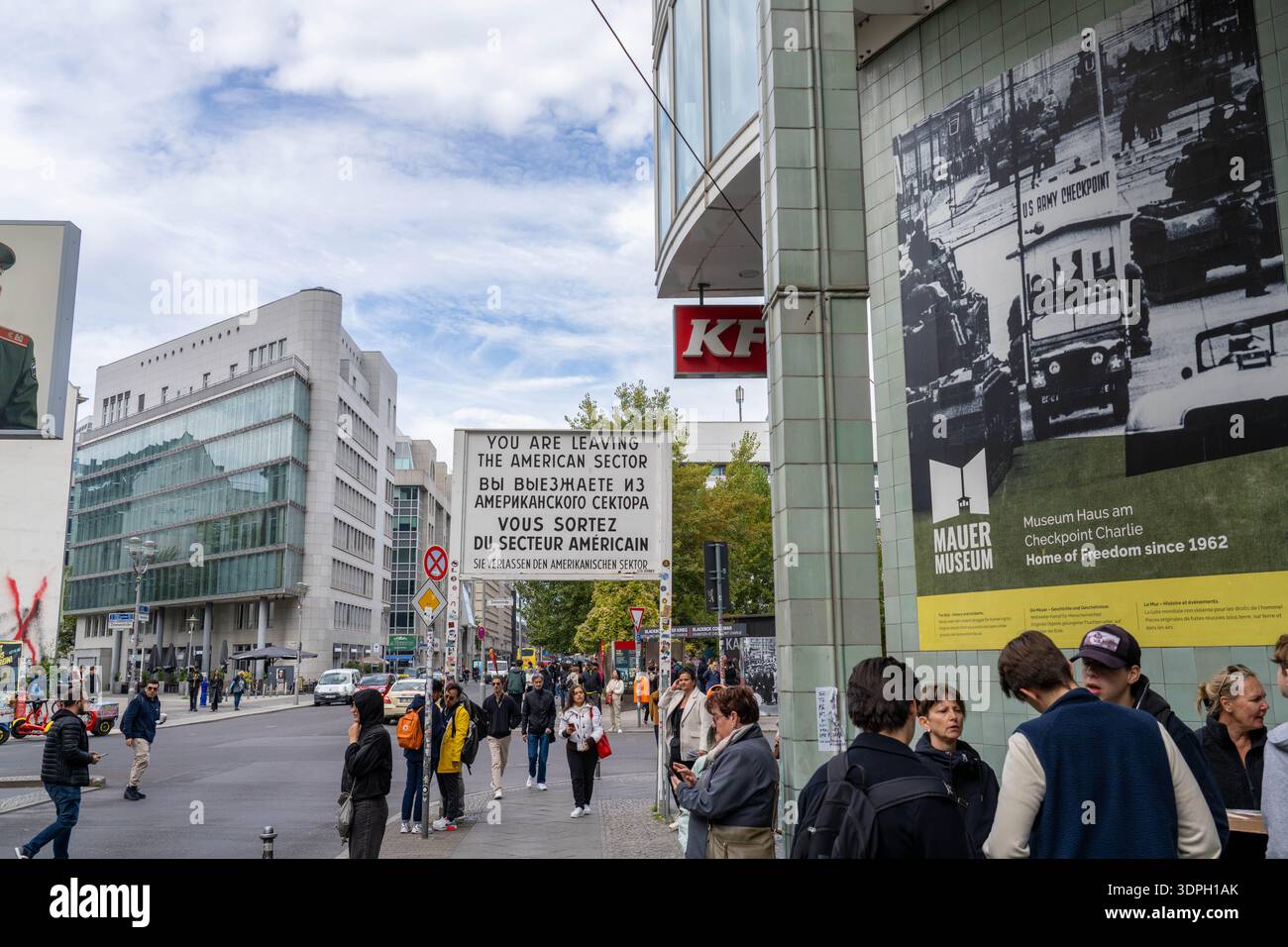 Berlino Germania - settembre 25 2025: Firma a Berlino Germania dicendo che stai lasciando il cartello storico della guerra fredda della zona americana Foto Stock