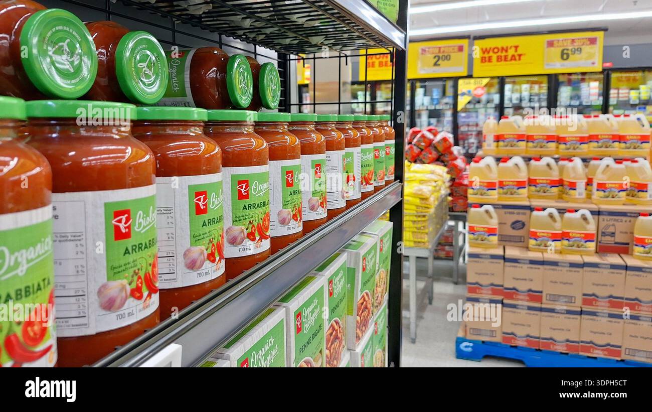 Toronto, ON, Canada - 4 febbraio 2026: File di cereali per la colazione e prodotti secchi sono esposti in un corridoio luminoso del supermercato. Foto Stock