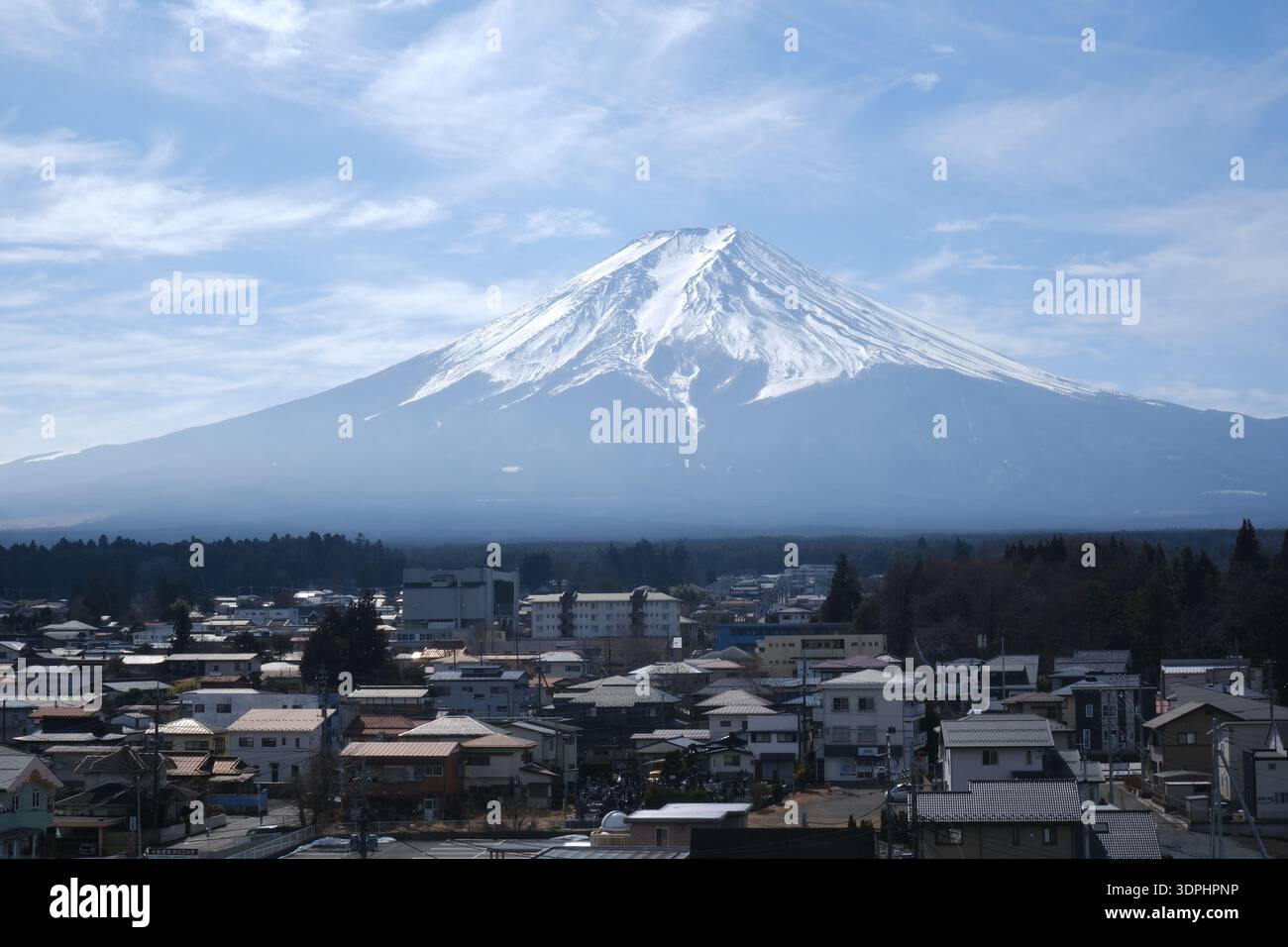 Vista panoramica del Monte Fuji dal tetto della stazione di Fujisan con un simpatico adesivo per gatti su una ringhiera, Yamanashi, Giappone. Foto Stock