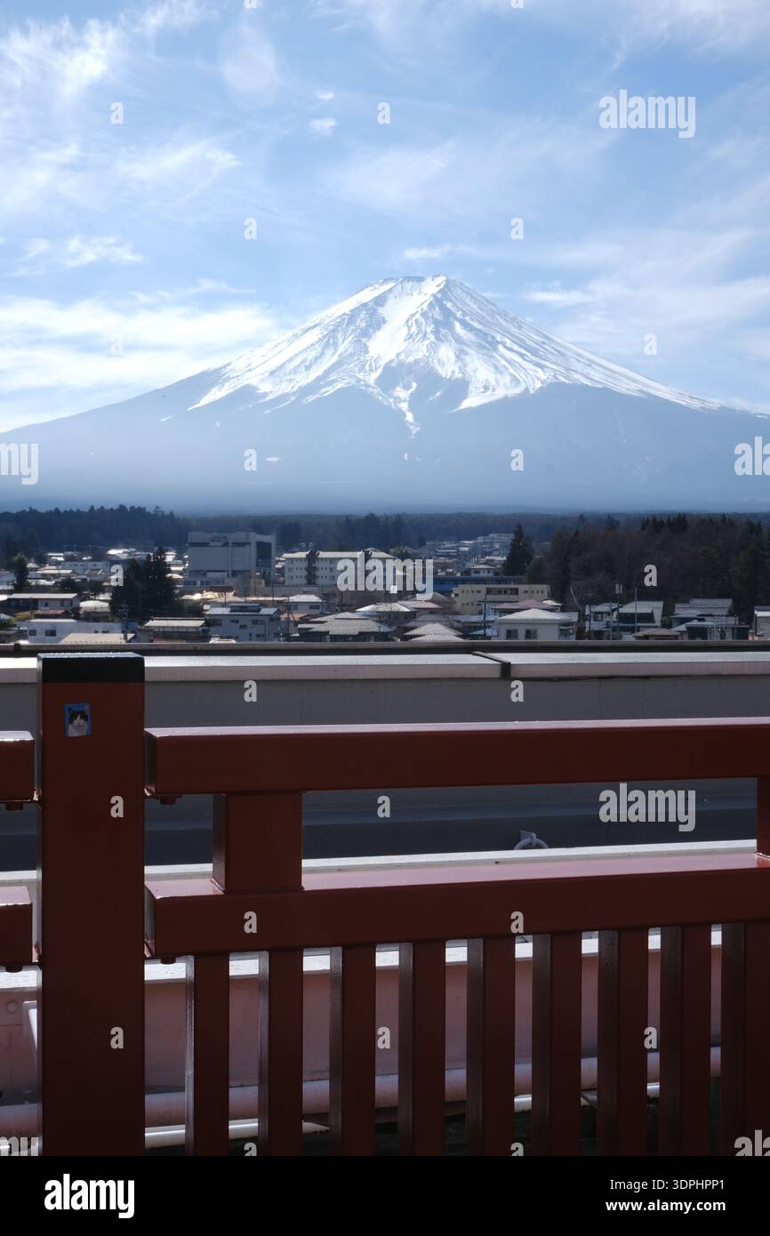 Vista panoramica del Monte Fuji dal tetto della stazione di Fujisan con un simpatico adesivo per gatti su una ringhiera, Yamanashi, Giappone. Foto Stock