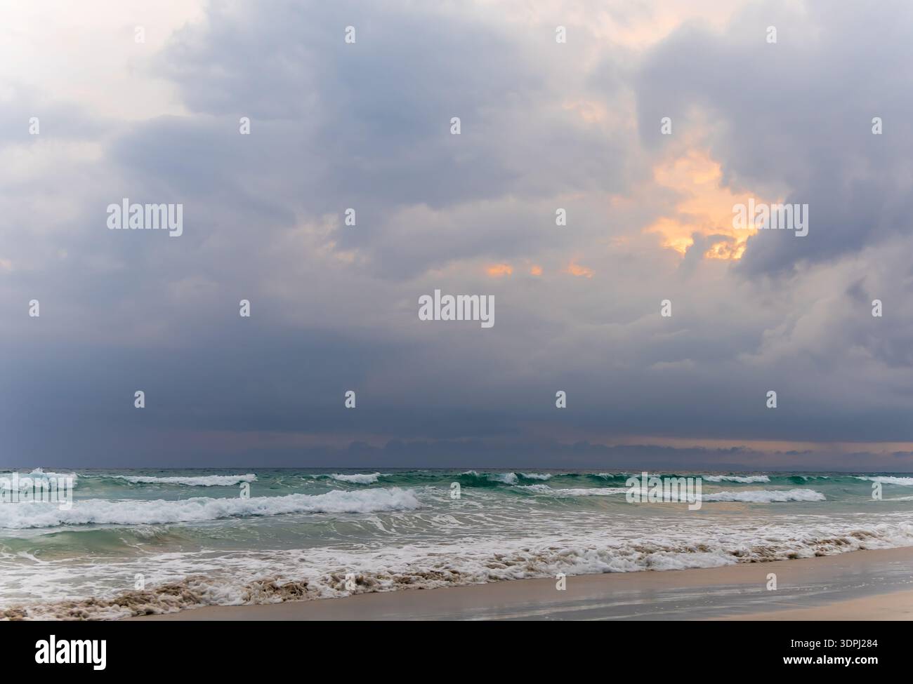 paesaggio marino umido con onde che si infrangono e orizzonte cielo nuvoloso scuro Foto Stock