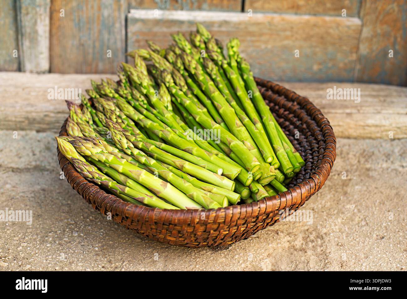 Asparagi. Asparagi freschi. Asparagi verdi. Asparagi coltivati in casa appena raccolti Foto Stock