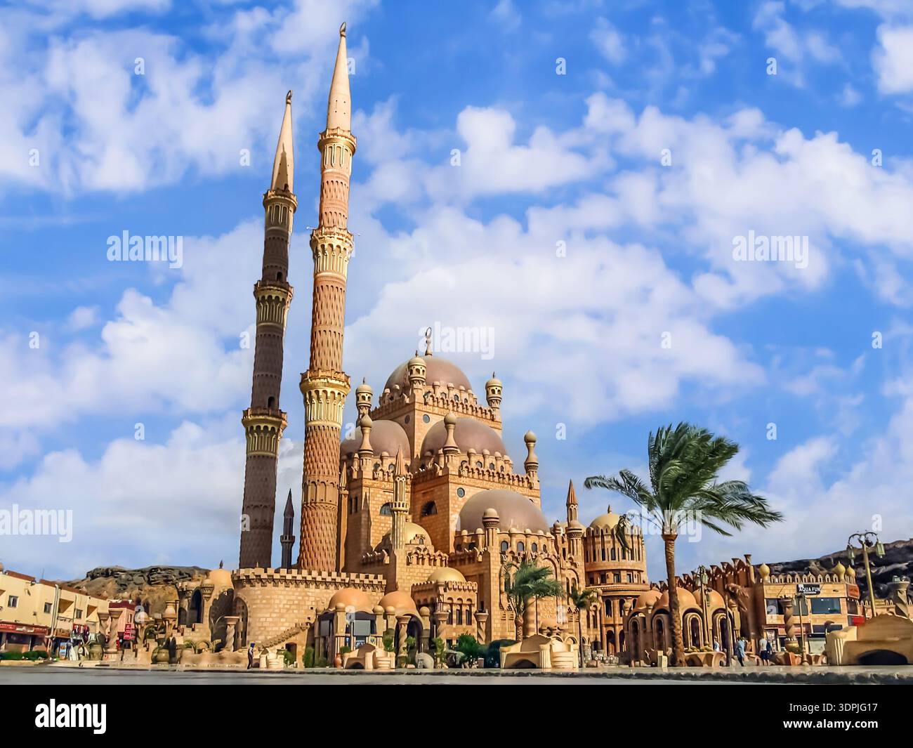 Sharm El Sheikh, Egitto - 19 gennaio 2020: Vista dalla piazza del vecchio mercato alla moschea al Sahaba a Sharm El Sheikh Foto Stock