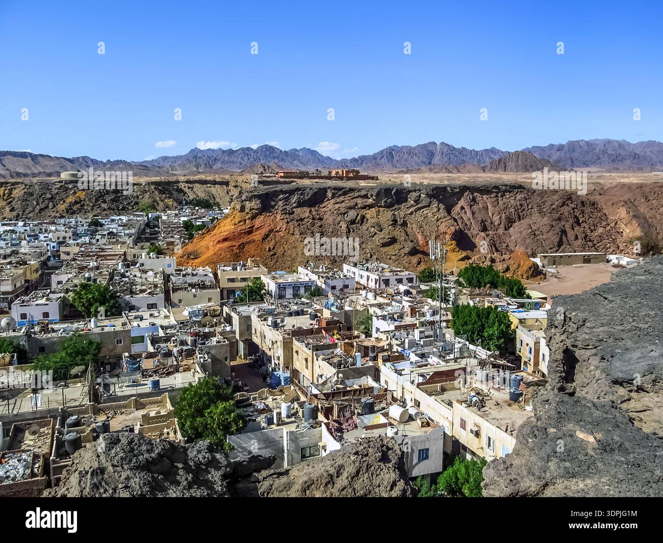 Vista dalla montagna sui tetti degli edifici residenziali di Sharm El Sheikh, situati nella gola, in Egitto. Moderna architettura residenziale egiziana Foto Stock