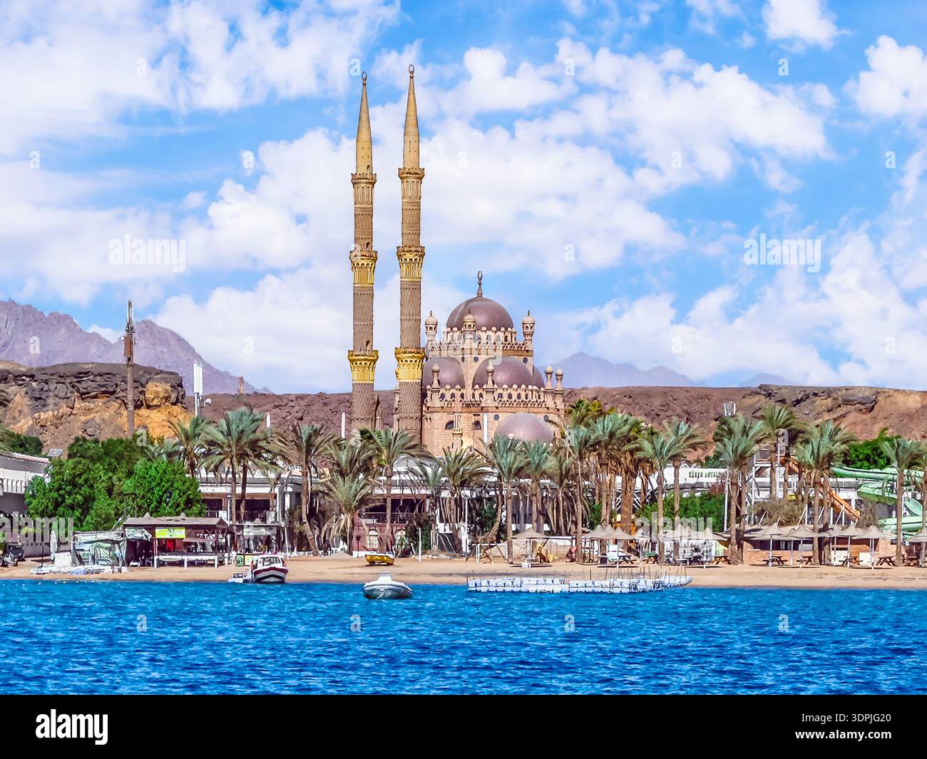 La costa del vecchio mercato di Sharm El Sheikh - vista dalla baia di Sharm El-Maya nel Mar Rosso. Esotico paesaggio urbano di una città turistica egiziana Foto Stock