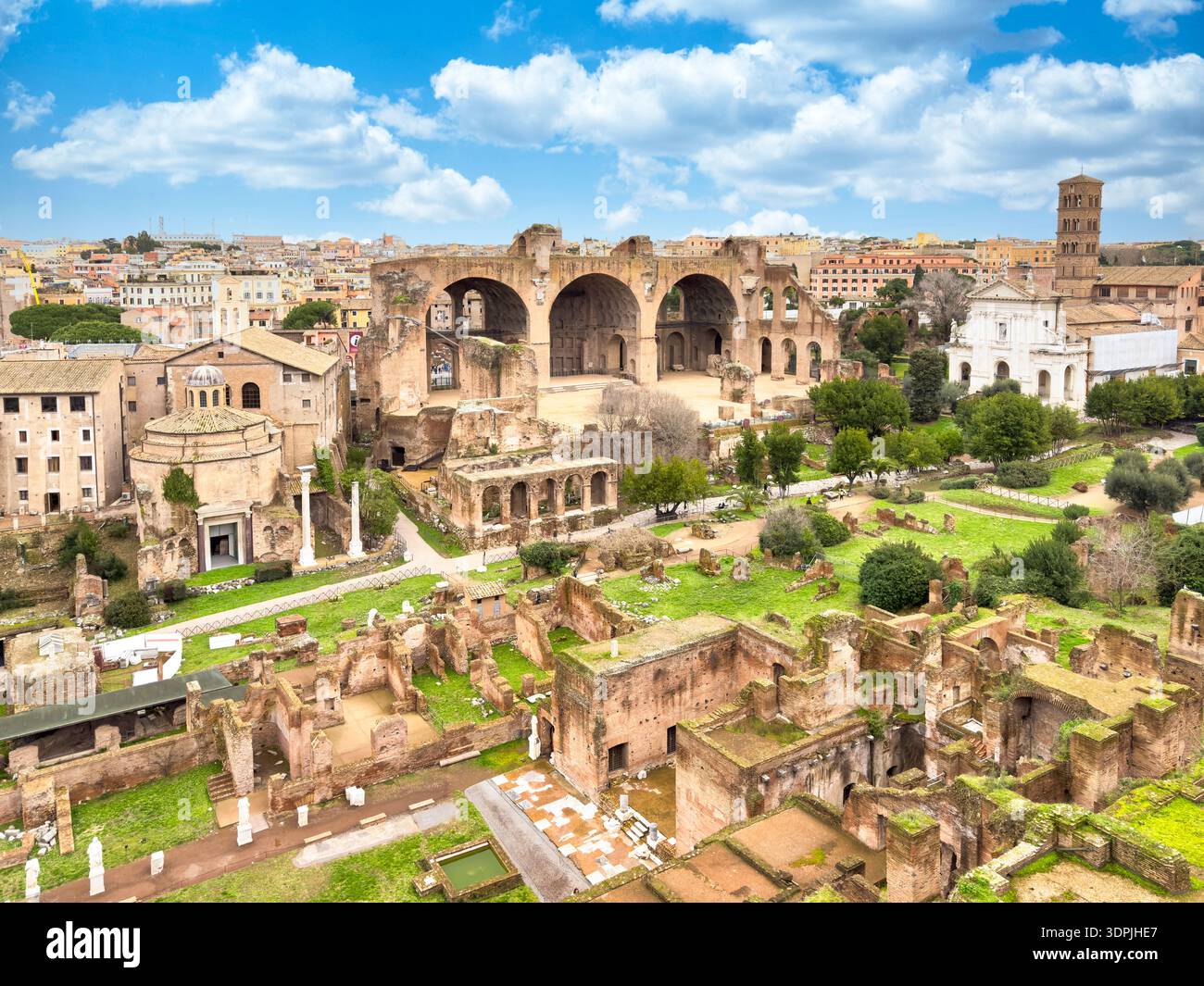 Vista panoramica ad alto angolo del foro Romano con la Basilica di Massenzio e il Tempio di Romolo, Roma, Italia. Foto Stock