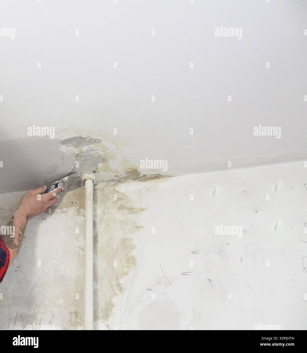 Ripara un foro nel soffitto, parete, lavori di riparazione. Foto Stock