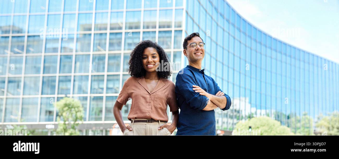 Giovane e felice team professionale composto da due diversi uomini d'affari e donne, ritratto. Foto Stock