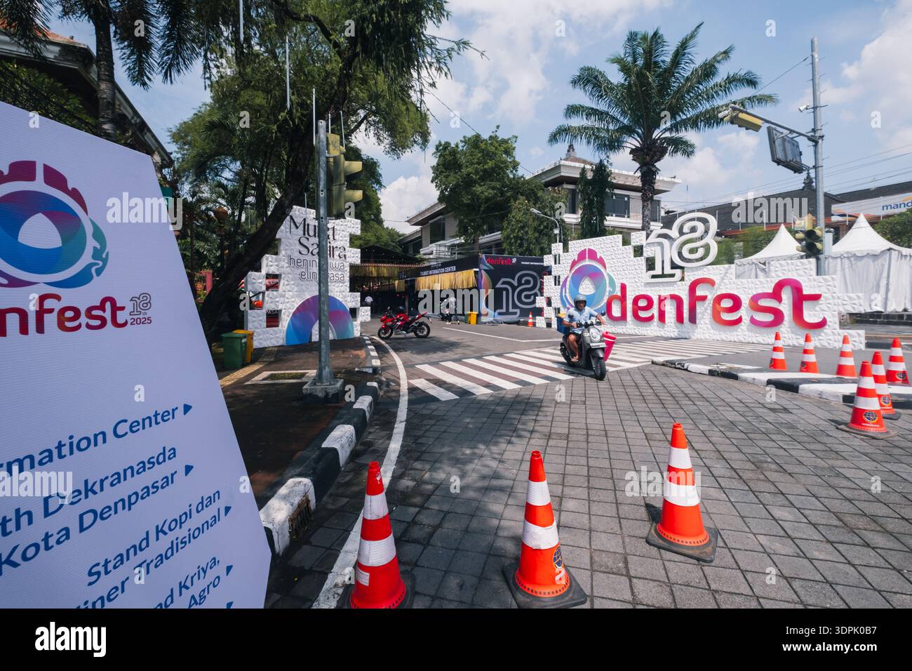 Atmosfera di preparazione per il Denpasar Festival 2025 al Taman Puputan, Denpasar, Bali, Indonesia Foto Stock