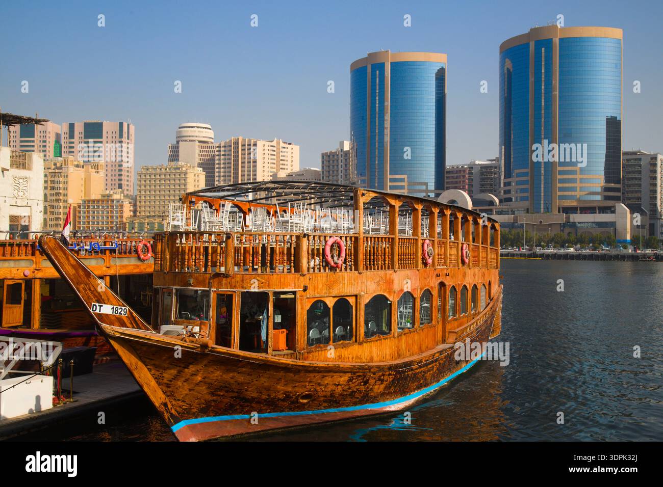 Emirati Arabi Uniti, Dubai, Deira, skyline, Dubai Creek, nave per escursioni, turismo, Foto Stock