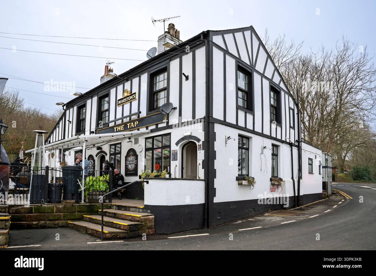 Il Tap Public House sul litorale di Eastham Ferry sul fiume Mersey nel Wirral. Foto Stock