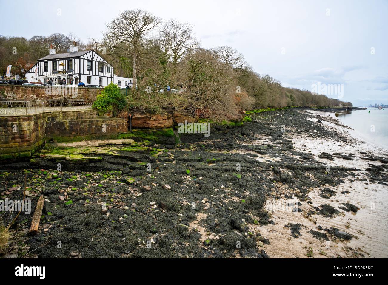Il Tap Public House sul litorale di Eastham Ferry sul fiume Mersey nel Wirral. Foto Stock