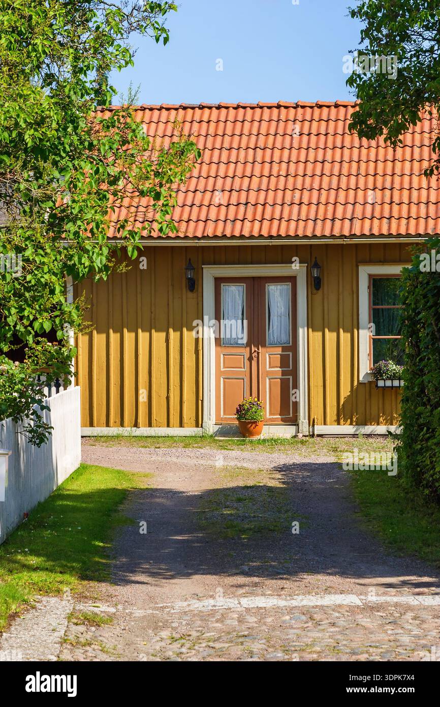 Piccolo cottage in un vicolo con ciottoli Foto Stock