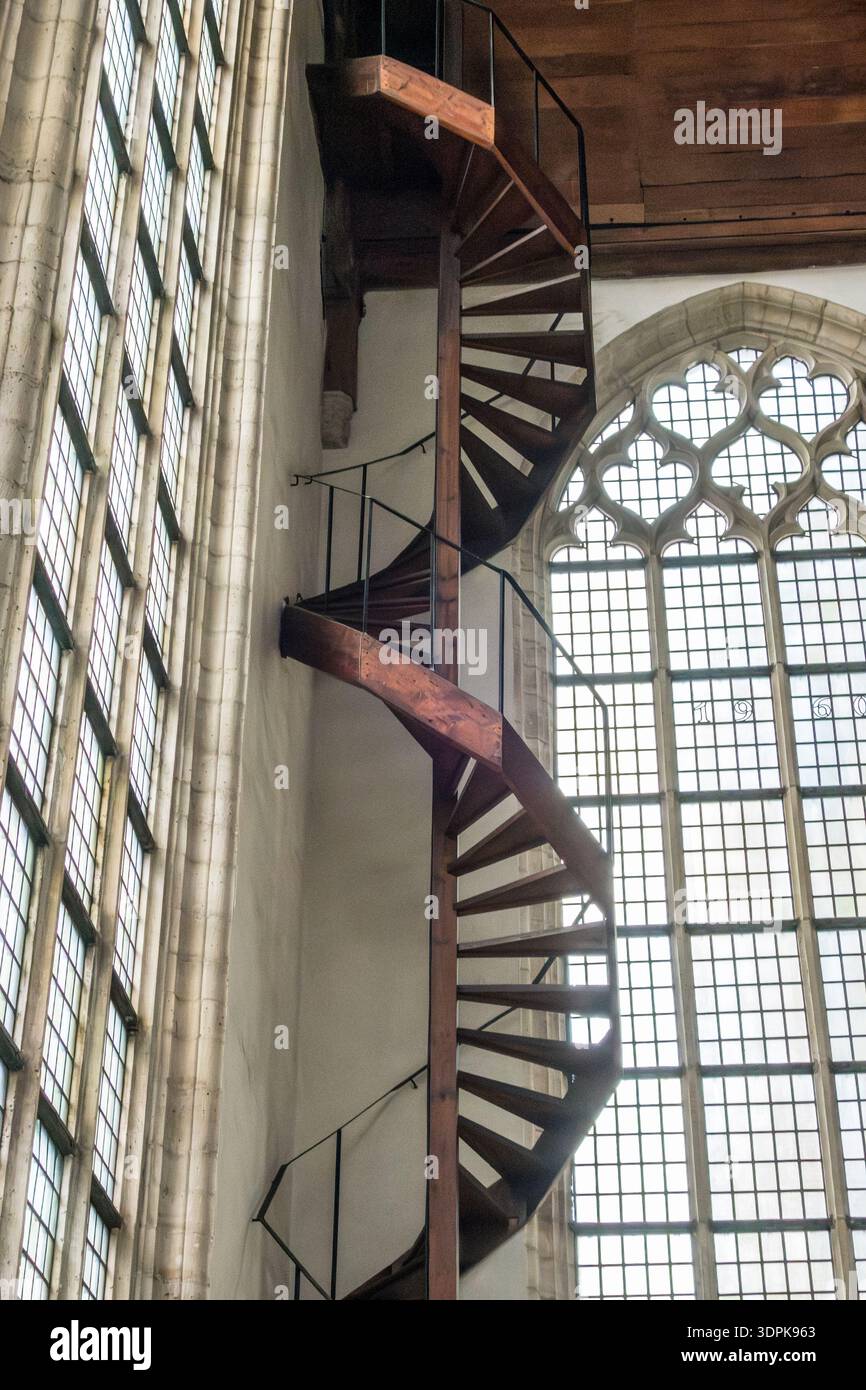 Una delle due scale medievali a chiocciola in legno alte 25 metri nell'Oude Kerk, Amsterdam, Paesi Bassi Foto Stock