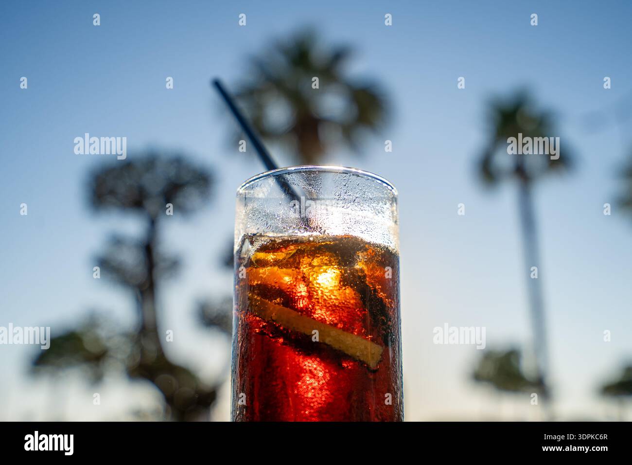 Cocktail drink con mescola a mano in un ambiente soleggiato all'aperto Foto Stock