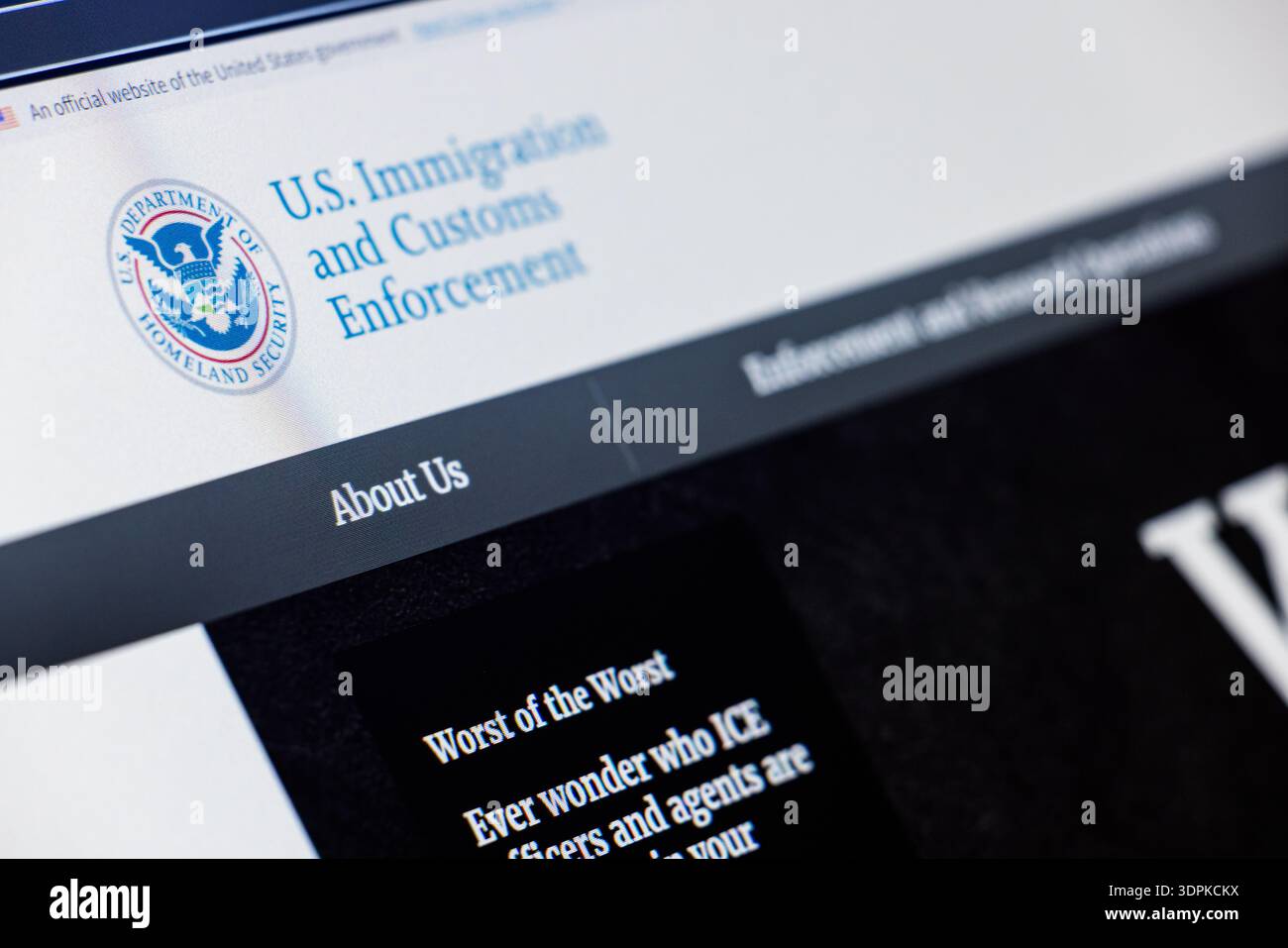 Vista ravvicinata dello schermo del dispositivo con il sito Web US ICE a Balykchy, Kirghizistan - 13 febbraio 2026 Foto Stock