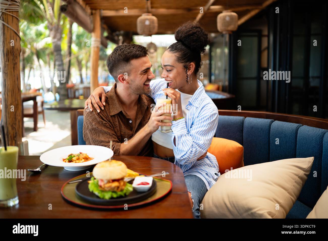 Coppia avventurosa che gusta cucina esotica mentre viaggia per il mondo, abbracciando nuove culture e cibo Foto Stock
