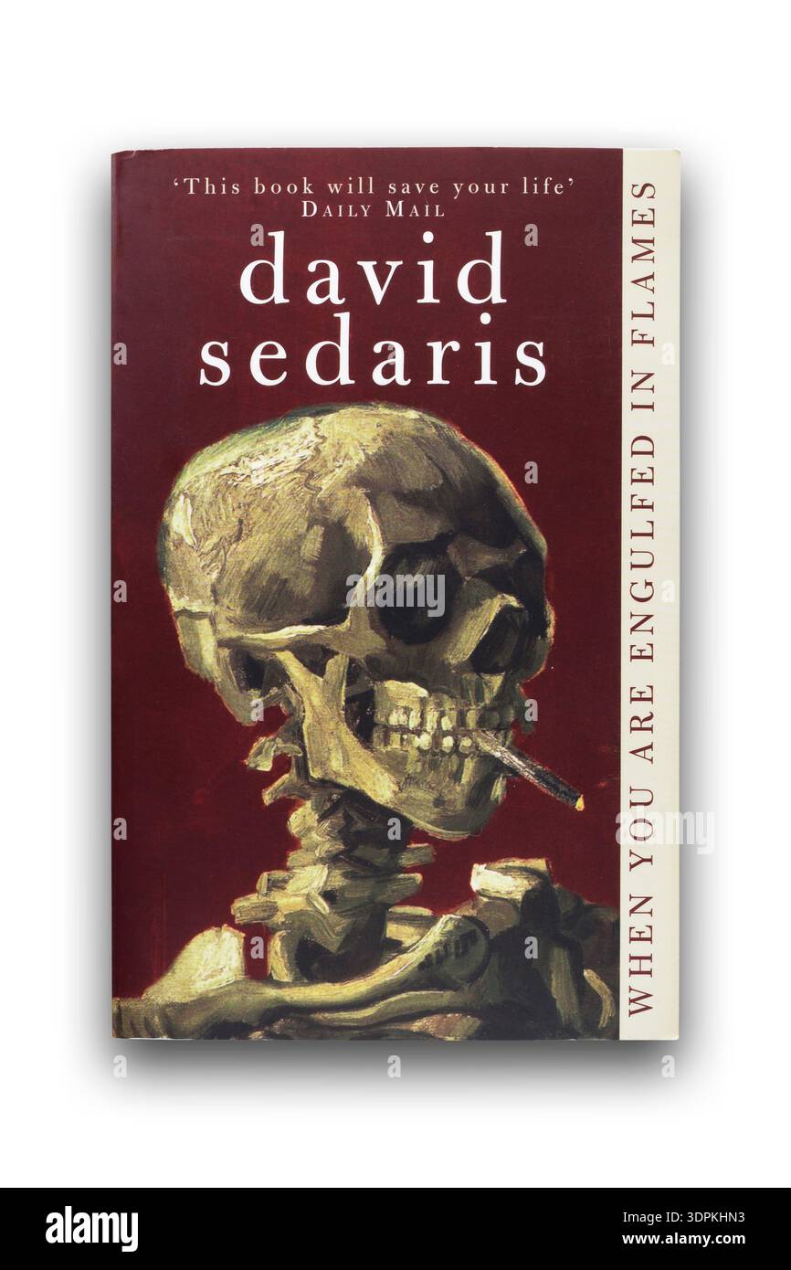 Una copertina del libro di David Sedaris "When you are engulfed in Flames" presenta uno scheletro dipinto che fuma una sigaretta su uno sfondo rosso scuro. Foto Stock