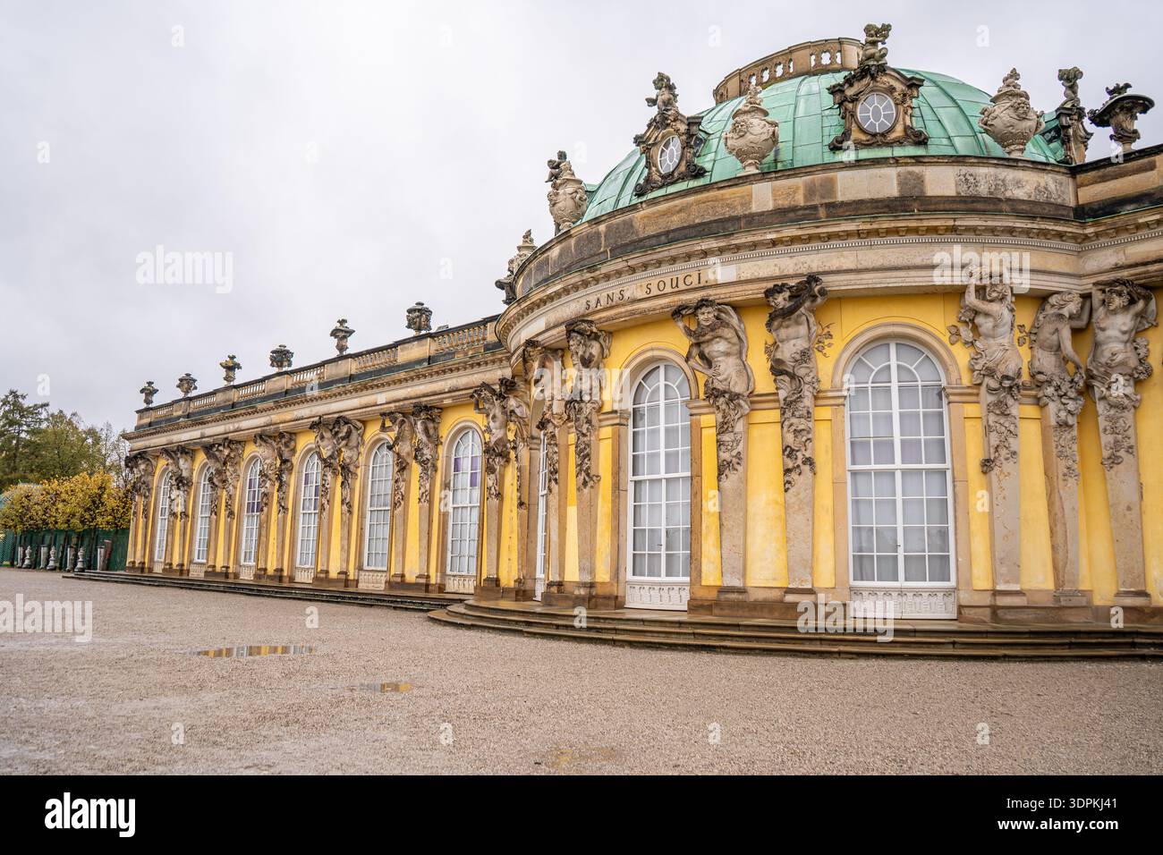 Palazzo Sanssouci di re Federico II a Potsdam, Germania. Vecchio edificio architettonico in stile rococò. Facciata gialla, pareti e finestre di Sans Souci. Foto Stock