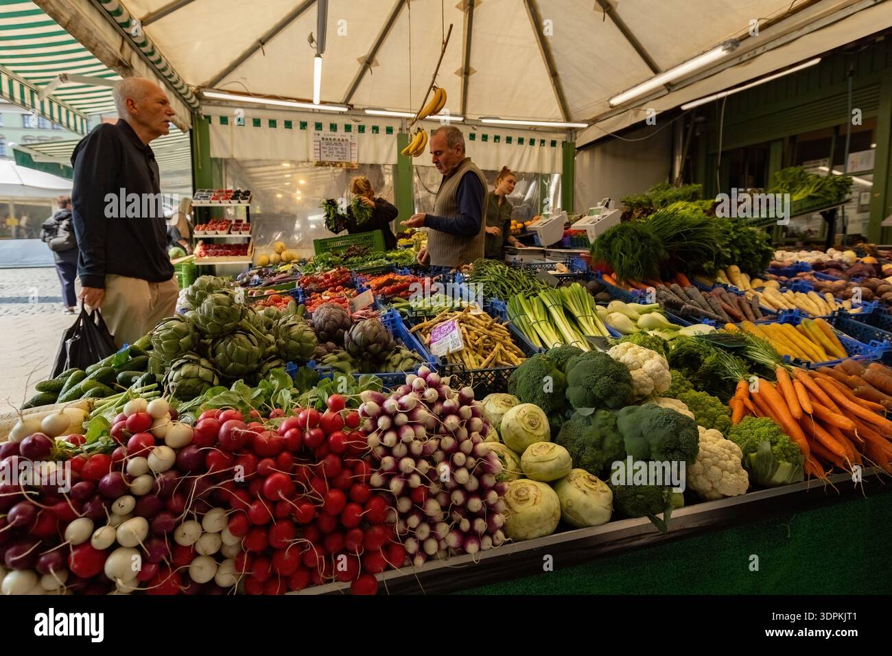 Assortimento di prodotti per il mercato al Viktualienmarkt di Monaco, Germania Foto Stock