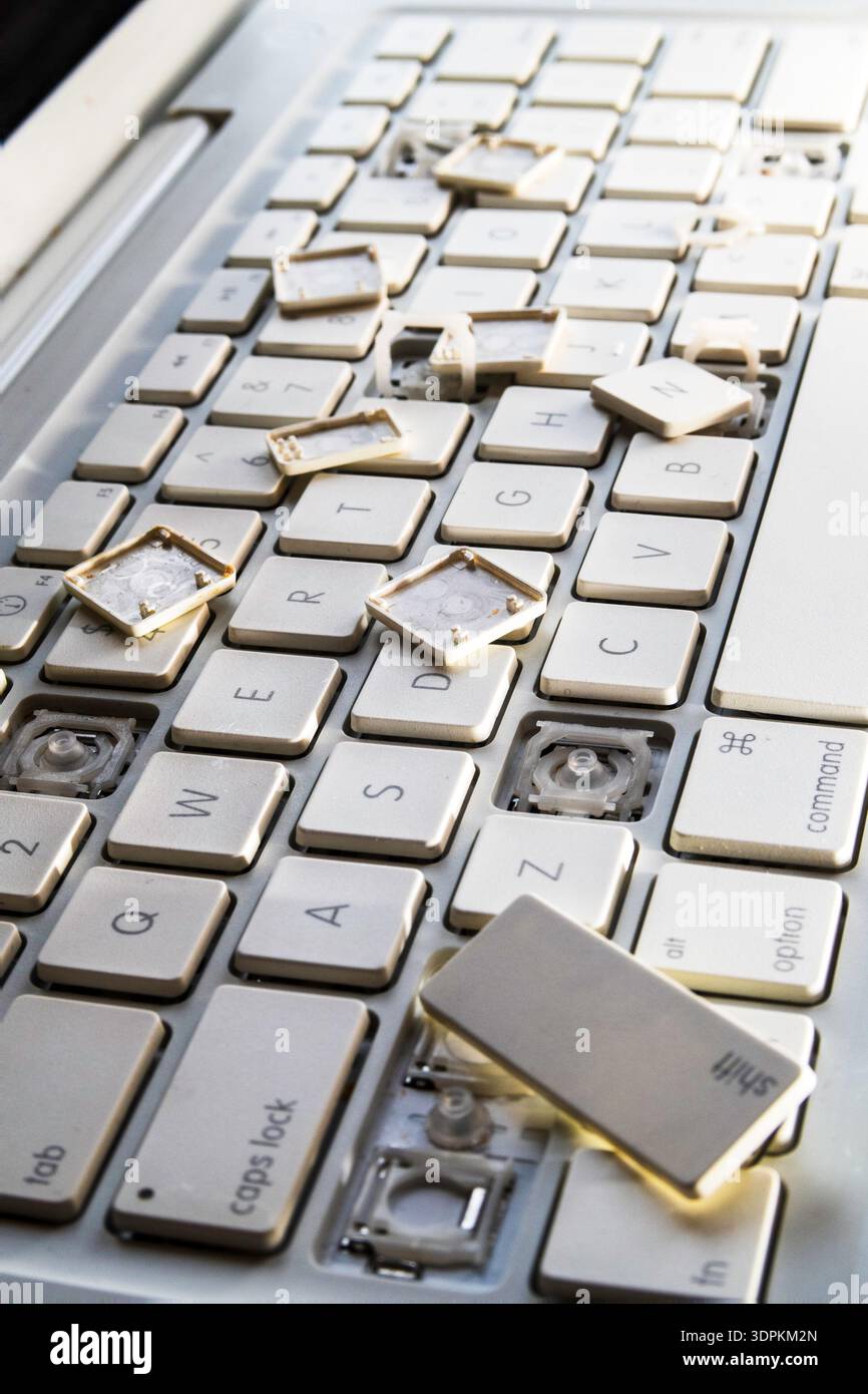 Primo piano di una tastiera del computer rotta, 2026, Stati Uniti Foto Stock