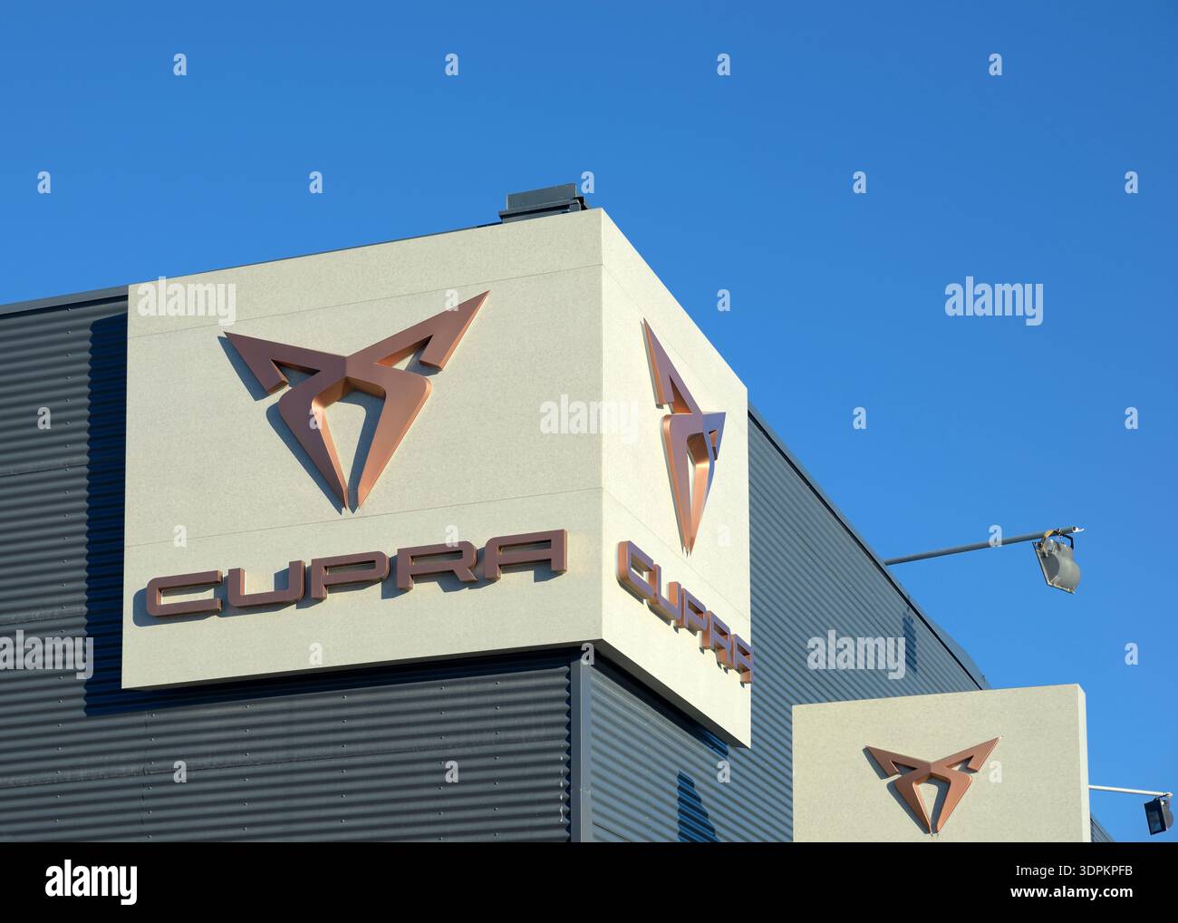 Stoccolma, Svezia - 2 febbraio 2026: Logo CUPRA sulla facciata del concessionario locale Foto Stock