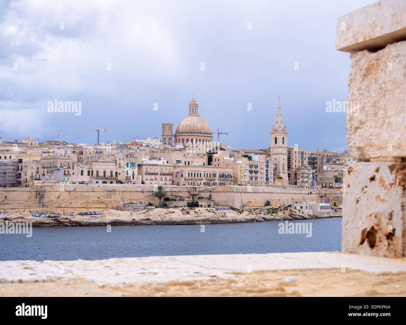 Skyline di la Valletta attraverso il Grand Harbour, Malta Foto Stock
