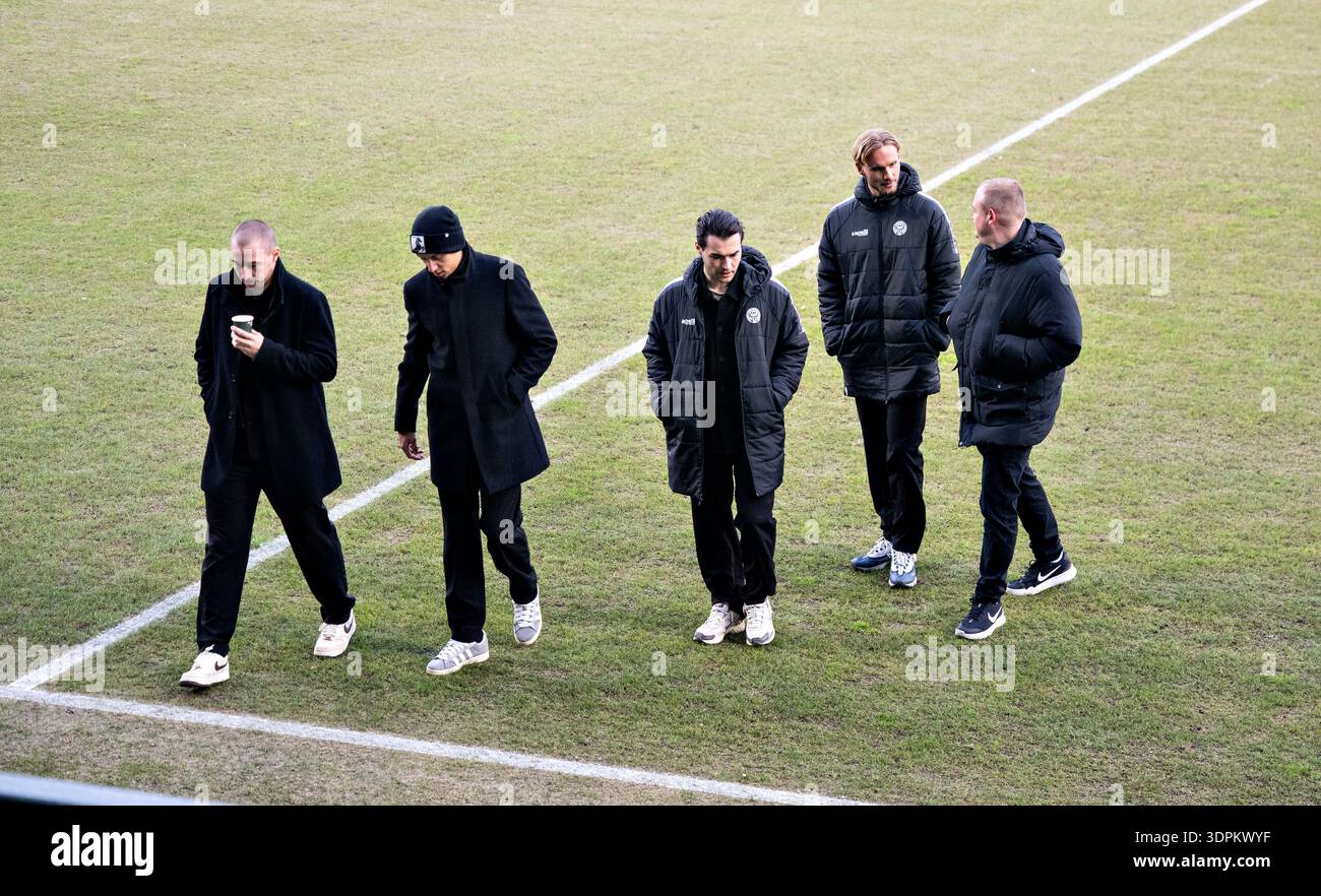 Viborg, Danimarca. 15 febbraio 2026. Il campo viene ispezionato prima della partita di Super League tra Viborg FF e Broendby IF all'Energi Viborg Arena, domenica 15 febbraio 2026. (Foto: Henning Bagger /Ritzau Scanpix) credito: Ritzau/Alamy Live News Foto Stock