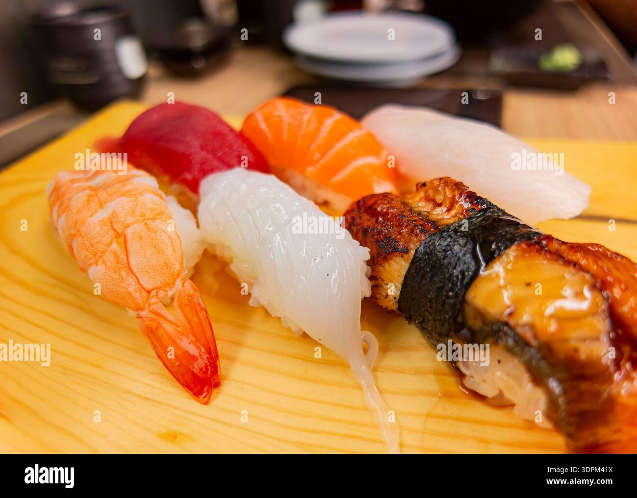 delizioso assortimento di nigiri sushi con gamberi Foto Stock