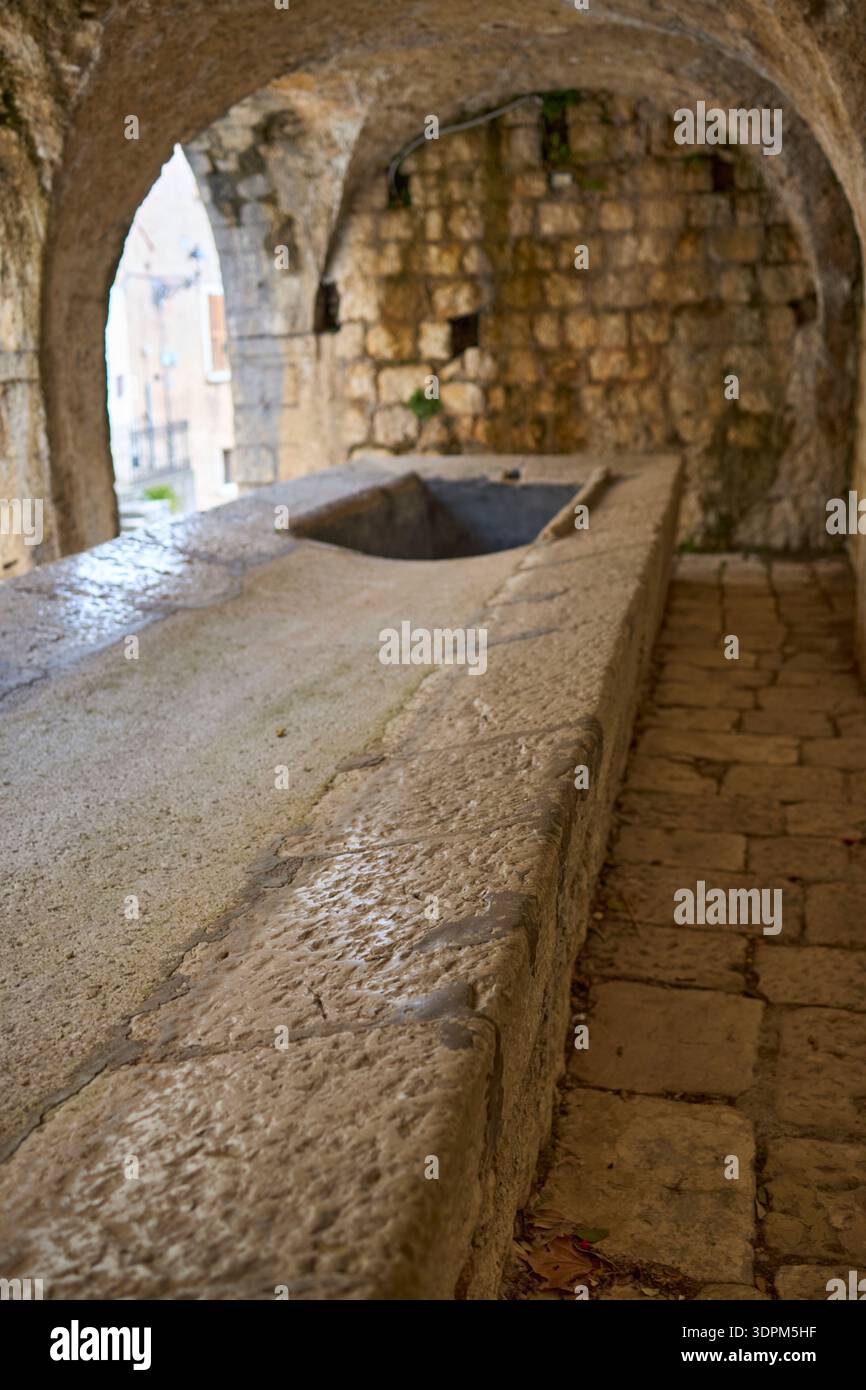Antica fonte d'acqua pubblica pre-romana Foto Stock