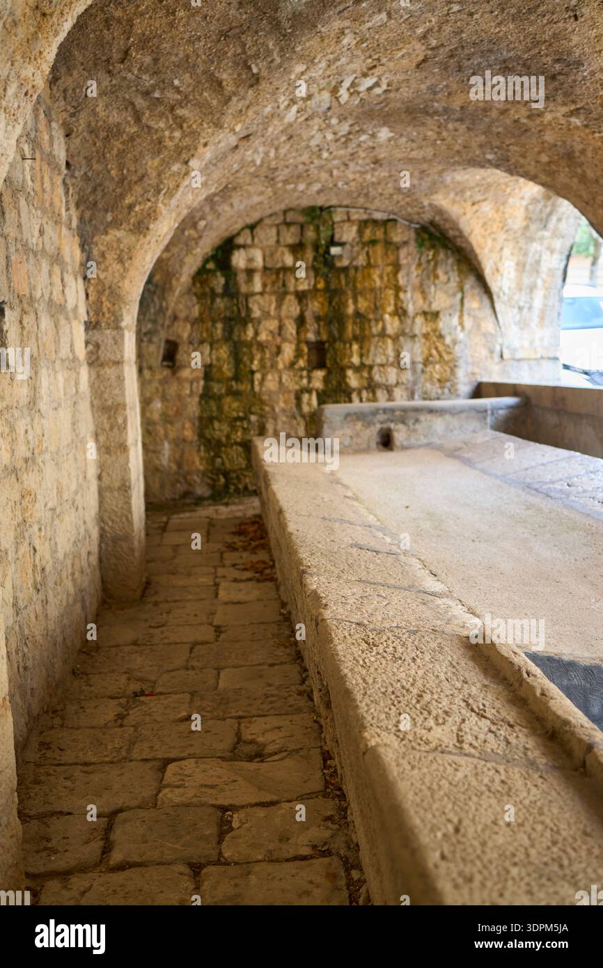 Antica fonte d'acqua pubblica pre-romana Foto Stock