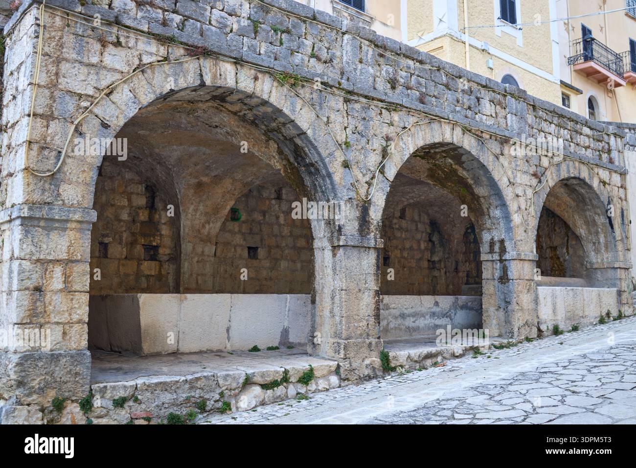 Antica fonte d'acqua pubblica pre-romana Foto Stock
