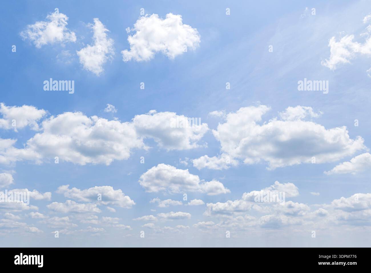 Immagine cielo con diverse formazioni di nuvole da sostituire o inserire nel software di modifica delle immagini Foto Stock
