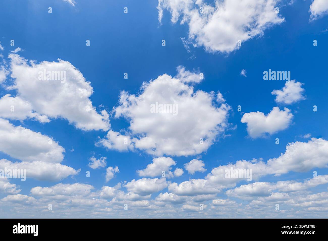 Immagine cielo con diverse formazioni di nuvole da sostituire o inserire nel software di modifica delle immagini Foto Stock