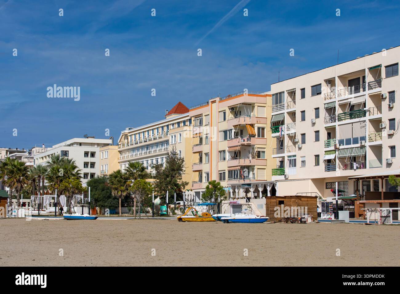 Spiaggia vuota dopo la stagione turistica a Durrës, Albania Foto Stock