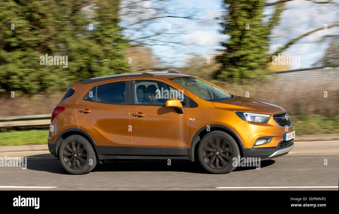 Milton Keynes,Bucks,UK - 14 febbraio 2026: 2019 SUV Vauxhall Mokka arancione che guida su una strada britannica Foto Stock