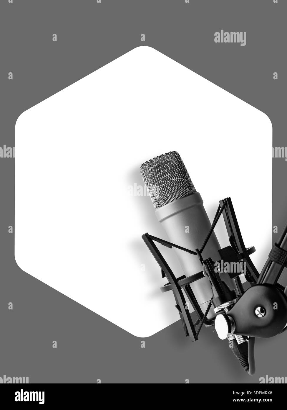 Registrazione podcast in uno studio con microfono e apparecchiatura audio Foto Stock