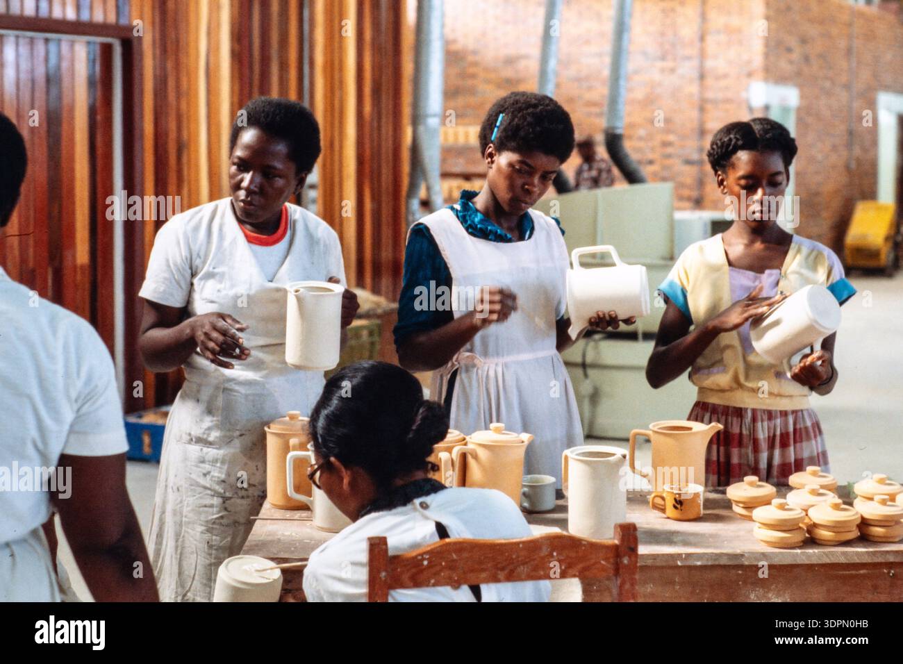 Operai che smaltano ceramiche presso la fabbrica di ceramiche Vanceram, Coverden, Guyana, agosto 1985 Foto Stock