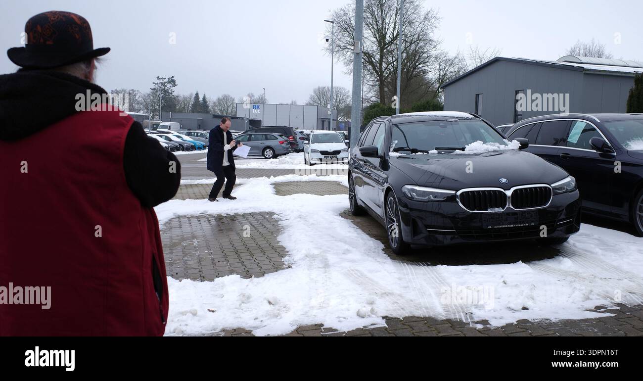 Wardenburg, Germania - 6 febbraio 2026 due uomini stanno fotografando una BMW 530 station wagon nera Foto Stock