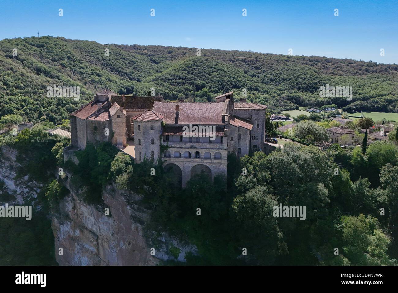 Villaggio storico e medievale di Bruniquel nel sud della Francia Foto Stock