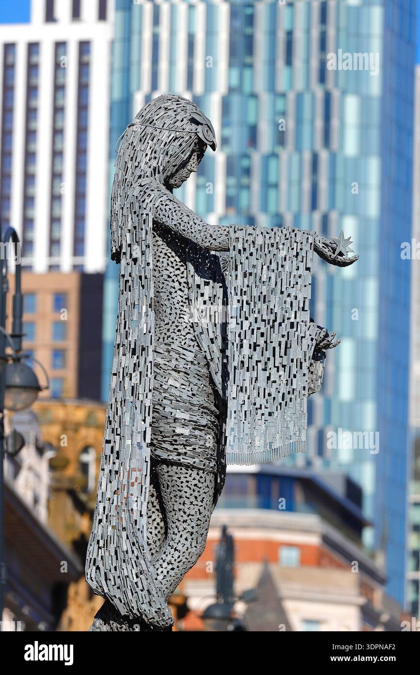 La scultura di Briggate Minerva fuori dal Trinity Shopping Centre a Leeds, West Yorkshire, Regno Unito Foto Stock