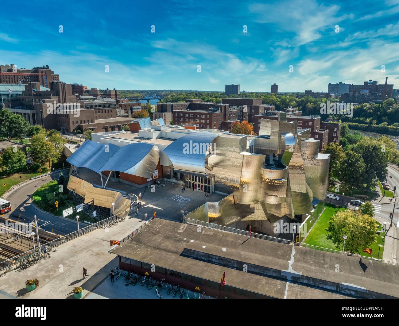 Weisman Art Museum: Il simbolo dell'acciaio inossidabile di Frank Gehry presso l'Università del Minnesota Foto Stock