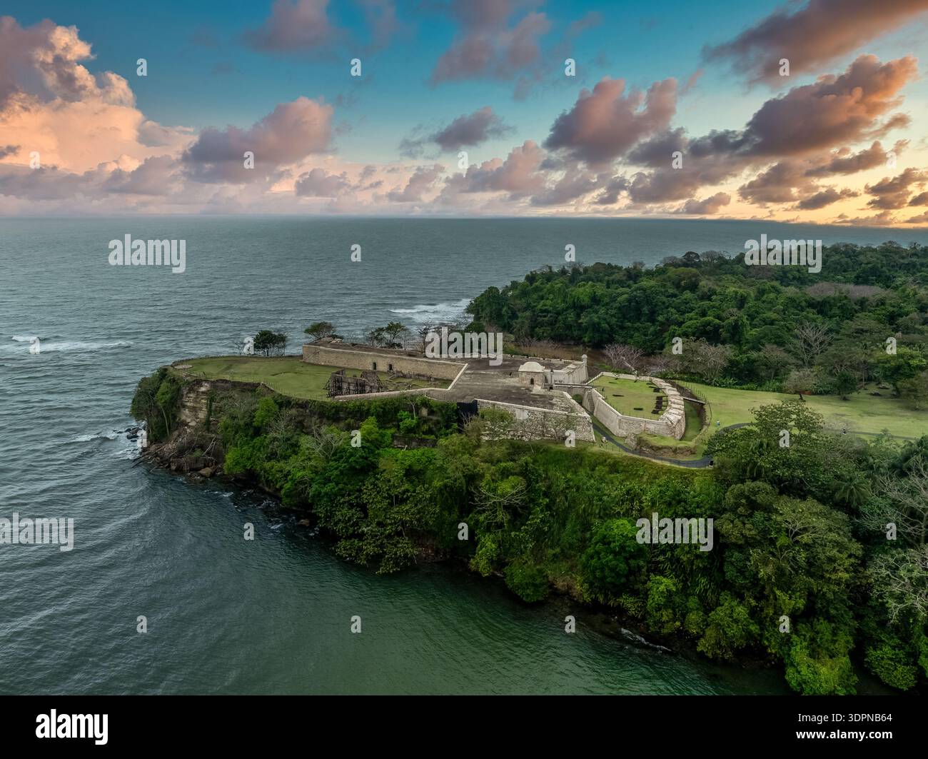 Vista aerea del forte di San Lorenzo esempio di architettura coloniale spagnola all'ingresso del fiume Chagre a Panama con un tramonto spettacolare Foto Stock