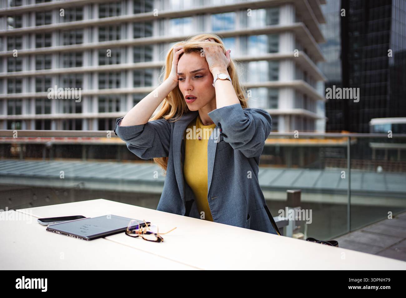 Donna d'affari stressata che sta vivendo un esaurimento e una pressione lavorativa in città Foto Stock