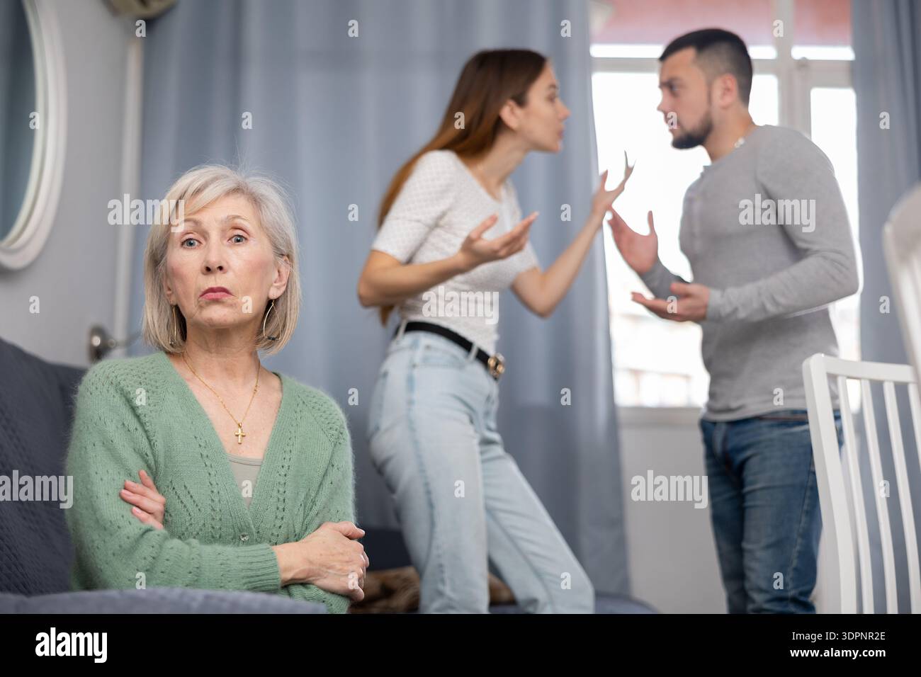 Donna matura in attesa di coppia smettere di litigare Foto Stock