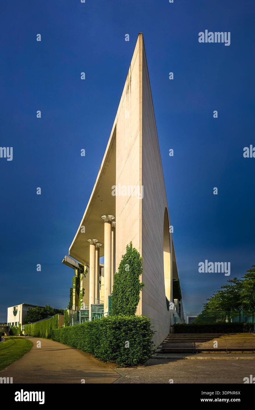 Cancelleria Federale di Schultes & Frank (2001), ala laterale triangolare, Berlino-Mitte, Germania Foto Stock