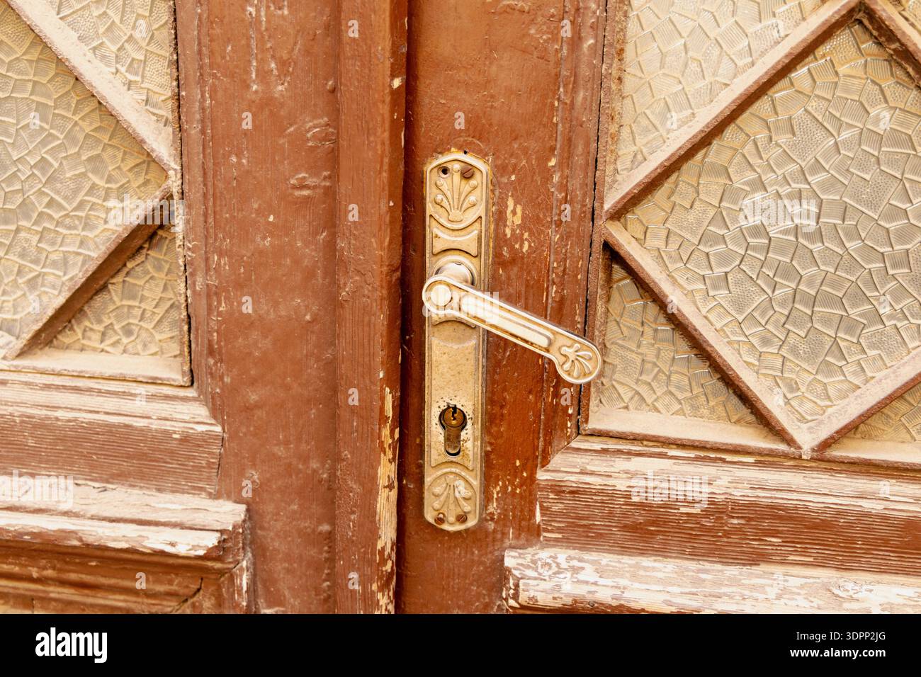 Ingresso in legno temprato con maniglia per porta decorata in stile vintage Foto Stock