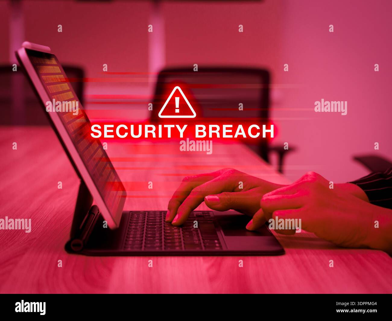 Avviso di violazione della sicurezza sul computer con schermo del tablet digitale con allarme rosso. Furto di dati, attacchi informatici e accesso non autorizzato. Ideale per la sicurezza informatica, Foto Stock